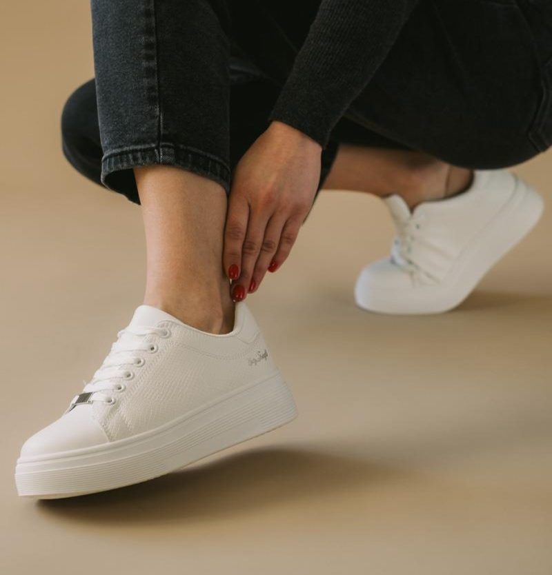 Δίσολα sneakers με μεταλλικές λεπτομέρειες Λευκό